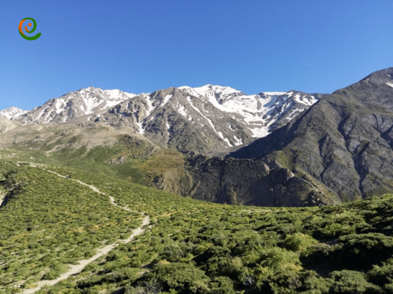 پوشش گیاهی منطقه سنبران و همچنین ارتفاع قله سنبران را در دکوول بخوانید.